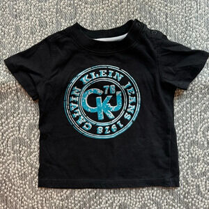 CALVIN KLEIN Short Sleeve Black T-Shirt Blue & White Round Emblem Design 12 Mon
